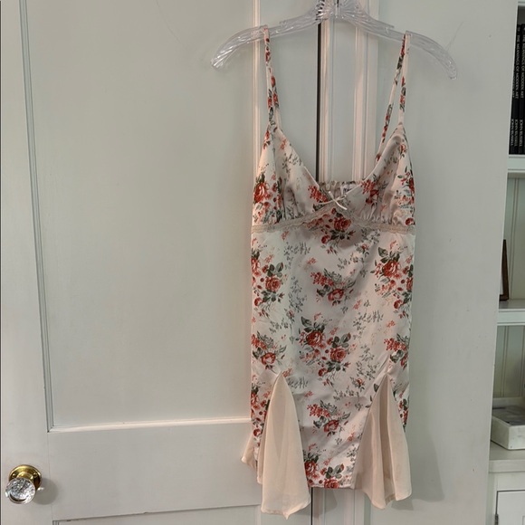 Princess Polly Dresses & Skirts - Princess Polly Floral slip Dress with Zipper
